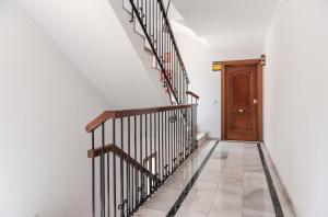 Zdjęcie z galerii obiektu Central and Spacious Apartment with Parking on-site w Maladze