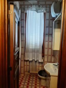 un bagno con lavandino, water e finestra di Villa Isabel ad Arezzo