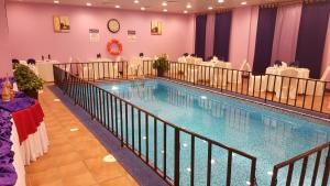The swimming pool at or close to Reem Hotel Apartments