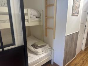ein begehbarer Kleiderschrank mit Etagenbetten und Handtüchern in der Unterkunft Appartement n 79 Moriani plage in Santa-Lucia-di-Moriani + 77 Fotos