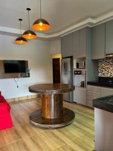 a kitchen with a table in the middle of a room at Chácara Recanto Ribeiro in Pirenópolis +7 photos