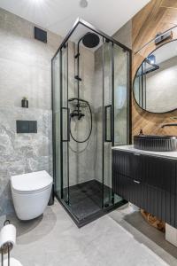 扎科帕内Tarasy Na Giewont的带淋浴和卫生间的浴室 更多75张照片