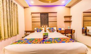 - une chambre avec 2 lits et un bureau dans l'établissement FabExpress Emara Boutique - Near Koramangala, à Bangalore 17 autres photos