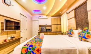une chambre avec un grand lit dans une pièce dans l'établissement FabExpress Emara Boutique - Near Koramangala, à Bangalore