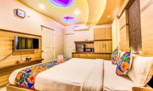 une chambre avec un grand lit dans une pièce dans l'établissement FabExpress Emara Boutique - Near Koramangala, à Bangalore