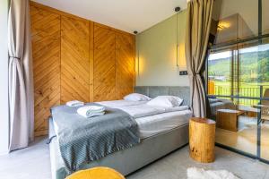 扎科帕内Tarasy Na Giewont的一间卧室，配有一张大床和一扇窗户。