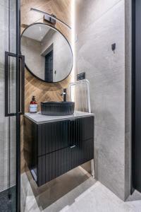 扎科帕内Tarasy Na Giewont的浴室里有洗手池和镜子