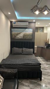 Posezení v ubytování Luxury Upscale Furnished Studio