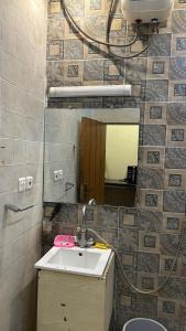 Koupelna v ubytování Luxury Upscale Furnished Studio + 11 fotografií