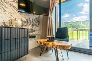 扎科帕内Tarasy Na Giewont的客房设有桌子、椅子和窗户。