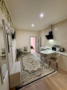 チェルニウツィーにあるSky of Paris Apartmentのテーブルとダイニングルームのあるキッチン