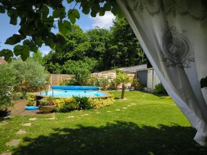 Bazén v ubytování Choisy le Jacuzzi nebo v jeho okolí + 26 fotografií