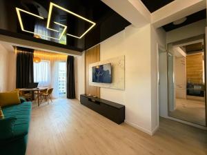 TV a/nebo společenská místnost v ubytování Sea View Luxury Retreat - private parking