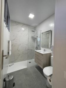 A bathroom at Apartamentos Fayna