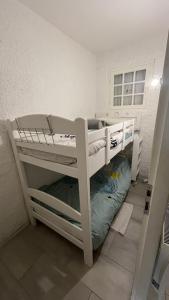 ein Schlafzimmer mit zwei Etagenbetten in einem Zimmer in der Unterkunft studio cabine climatisé proche de la plage in Argelès-sur-Mer