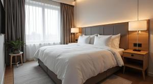 Una habitación de hotel con una cama grande y una ventana. en AYUSHMAAN - Premium, en Jabalpur