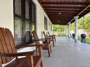 een veranda met schommelstoelen op een huis bij Wiki Villa in Bentota +5 foto's