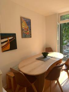 una sala da pranzo con tavolo e sedie in legno di DUPLEX REP 10 COEUR de COLLIOURE avec parking proche a Collioure