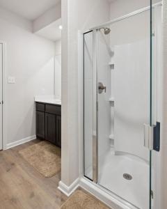 Ένα μπάνιο στο Luxurious Private Room, Parking, Garden, Close to Downtown Dallas +27 φωτογραφίες