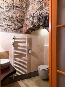 un baño con inodoro y lavabo en I Freschi, en San Bartolomeo al Mare 103 fotos más