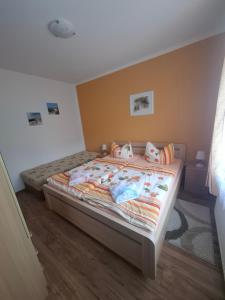 a bedroom with two beds in a room at Ferienwohnung Morgensonne in Ueckeritz