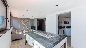 Kuchyň nebo kuchyňský kout v ubytování V-Hameau 01- Joli appartement vue lac marin pour 6 personnes