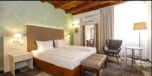 Posteľ alebo postele v izbe v ubytovaní The Golden Wheel Hotel