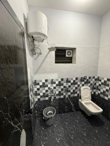Koupelna v ubytování Sukruthi service apartment