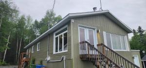a small house with a porch and a balcony at Duplex Mont Video in Barraute