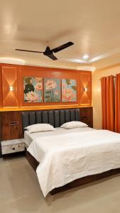 Ένα ή περισσότερα κρεβάτια σε δωμάτιο στο The Saanjh Hotel