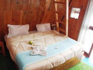 Postel nebo postele na pokoji v ubytování Treehouse for couple nr mall road