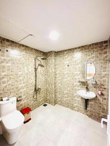 a bathroom with a toilet and a sink at Nhà Của Nắng - Homestay Đà Lạt in Da Thanh +9 photos