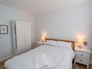 En eller flere senge i et værelse på 94 Church Street