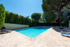 Bazén v ubytovaní LE CARDIFF avec grand balcon, piscine et parking, un fabuleux appartement familial en basse Californie alebo v jeho blízkosti