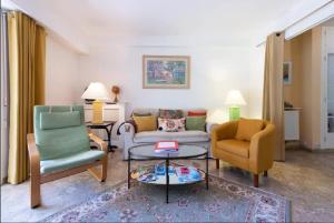 Posedenie v ubytovaní LE CARDIFF avec grand balcon, piscine et parking, un fabuleux appartement familial en basse Californie