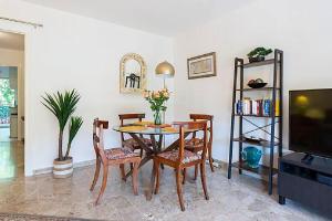 Televízia a/alebo spoločenská miestnosť v ubytovaní LE CARDIFF avec grand balcon, piscine et parking, un fabuleux appartement familial en basse Californie