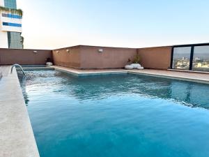 ein Swimmingpool an der Seite eines Gebäudes in der Unterkunft STAY Vivence Suítes in Palmas + 16 Fotos