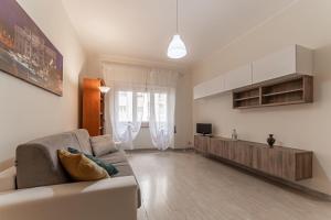 a living room with a couch and a television at Vacanze Romane - Metro Teano & Wi-Fi in Rome