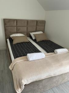 two beds sitting next to each other in a room at Sea Green House in Monciškės
