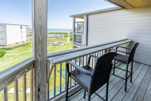 un balcone con due sedie e vista sull'oceano di In Duck with Community Pool & Beach Access a Duck