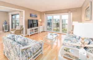 un soggiorno con un divano e una TV di In Duck with Community Pool & Beach Access a Duck