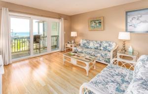 un soggiorno con un divano e un tavolo di In Duck with Community Pool & Beach Access a Duck Altre 26 foto