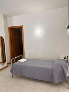 a bedroom with a bed with a light on the wall at Serenity Apartament in Arezzo
