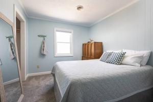 Ένα ή περισσότερα κρεβάτια σε δωμάτιο στο Cozy Nags Head Home Walkable to Beach with Hot Tub