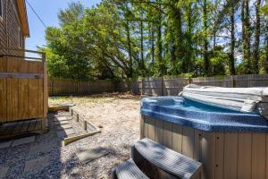 Φωτογραφία από το άλμπουμ του Cozy Nags Head Home Walkable to Beach with Hot Tub σε Nags Head
