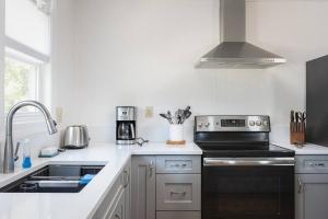 Η κουζίνα ή μικρή κουζίνα στο Cozy Nags Head Home Walkable to Beach with Hot Tub +21 φωτογραφίες