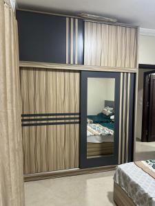 En eller flere senge i et værelse på Apartment for rent in hurghada