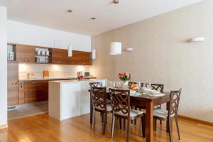 Kuchyňa alebo kuchynka v ubytovaní Sobieski Prestige Apartment - 6 min Main Square Kraków