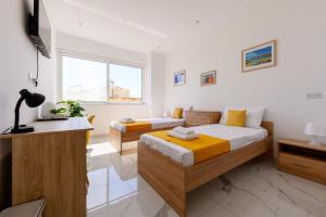 Postel nebo postele na pokoji v ubytování F8 spacious flat Sliema