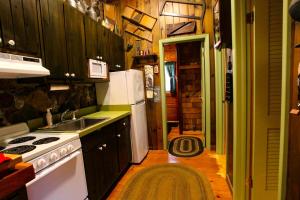 une cuisine avec un évier et une cuisinière four supérieur dans l'établissement Gibbs Cottage, à Eagle Bay 24 autres photos